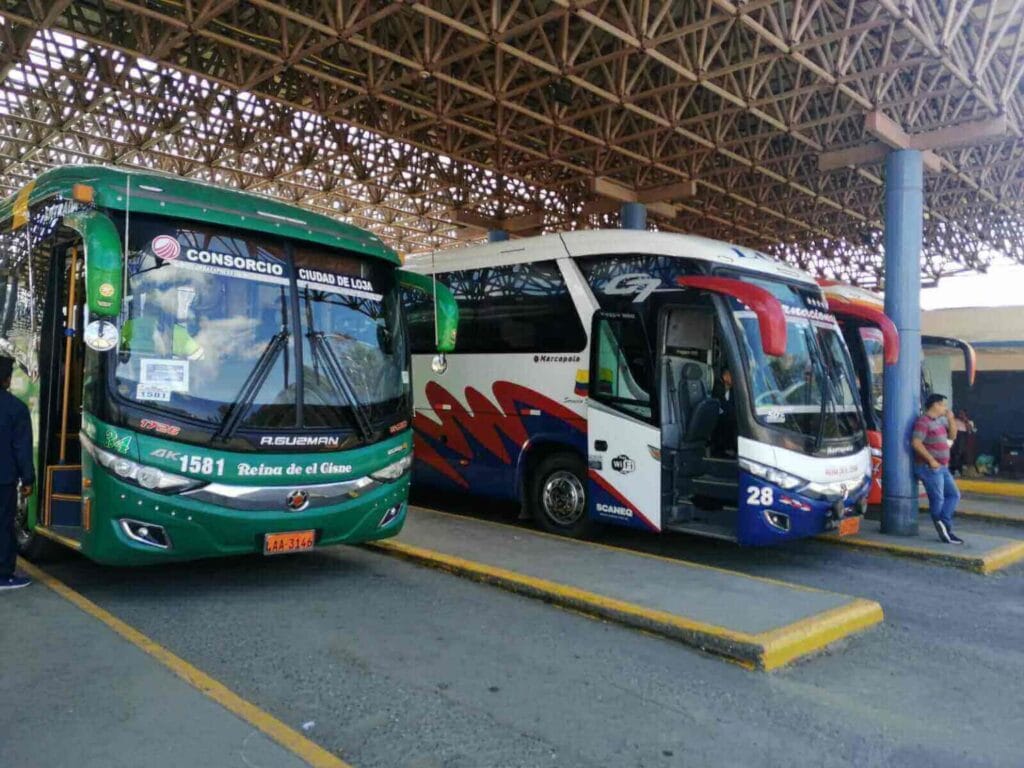Loja recibe a turistas con vías llenas de huecos