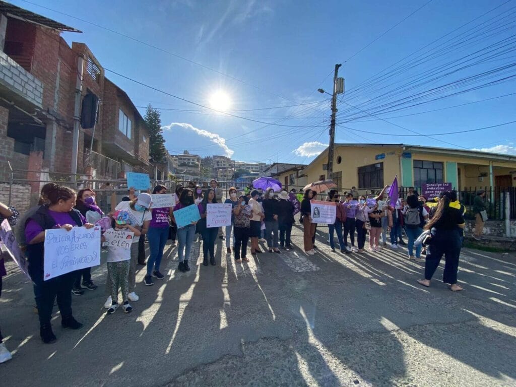 Con plantón en Loja piden justicia por María Belén Bernal