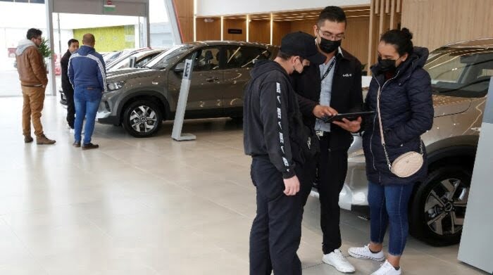 Vehículos que emplean combustibles económicos, preferidos en Ecuador