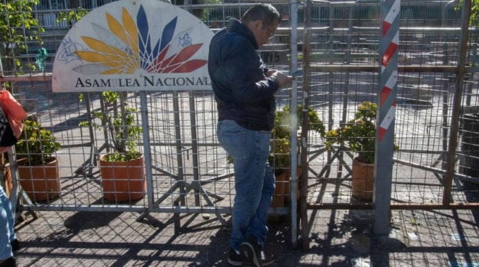 Exfuncionarios de la Asamblea entregan bienes y esperan sus liquidaciones