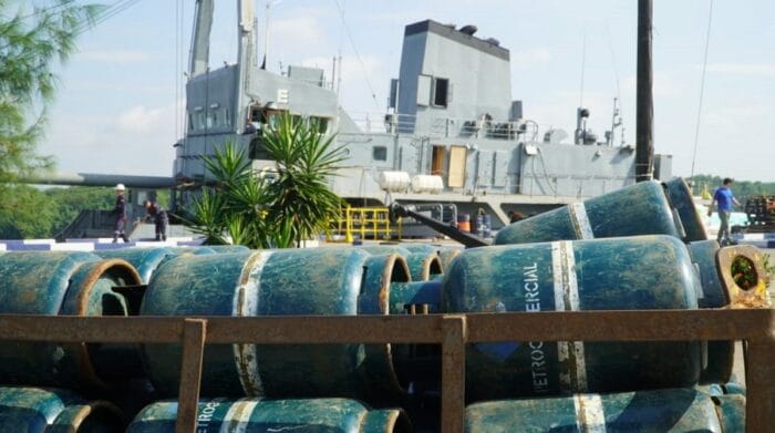 Armada envió embarcación con 8 500 cilindros de gas para abastecer a Galápagos El BAE Calicuchima partió desde Guayaquil con cilindros de gas Foto: Armada del Ecuador