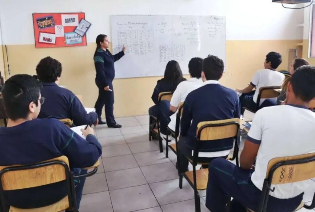 Ecuador: Jornada de clases vespertina y nocturna mantienen cambios en su horario
