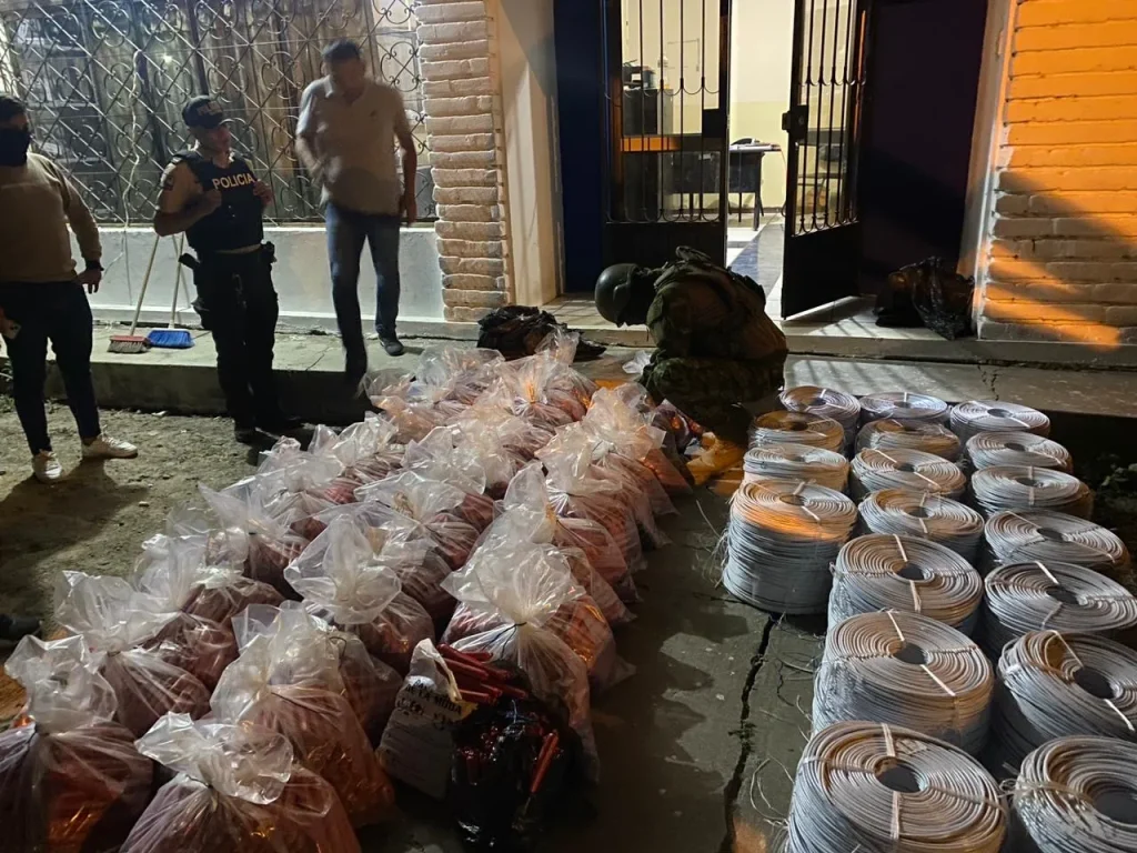 Ejército Ecuatoriano decomisa 500 kilos de explosivos utilizados en minería ilegal