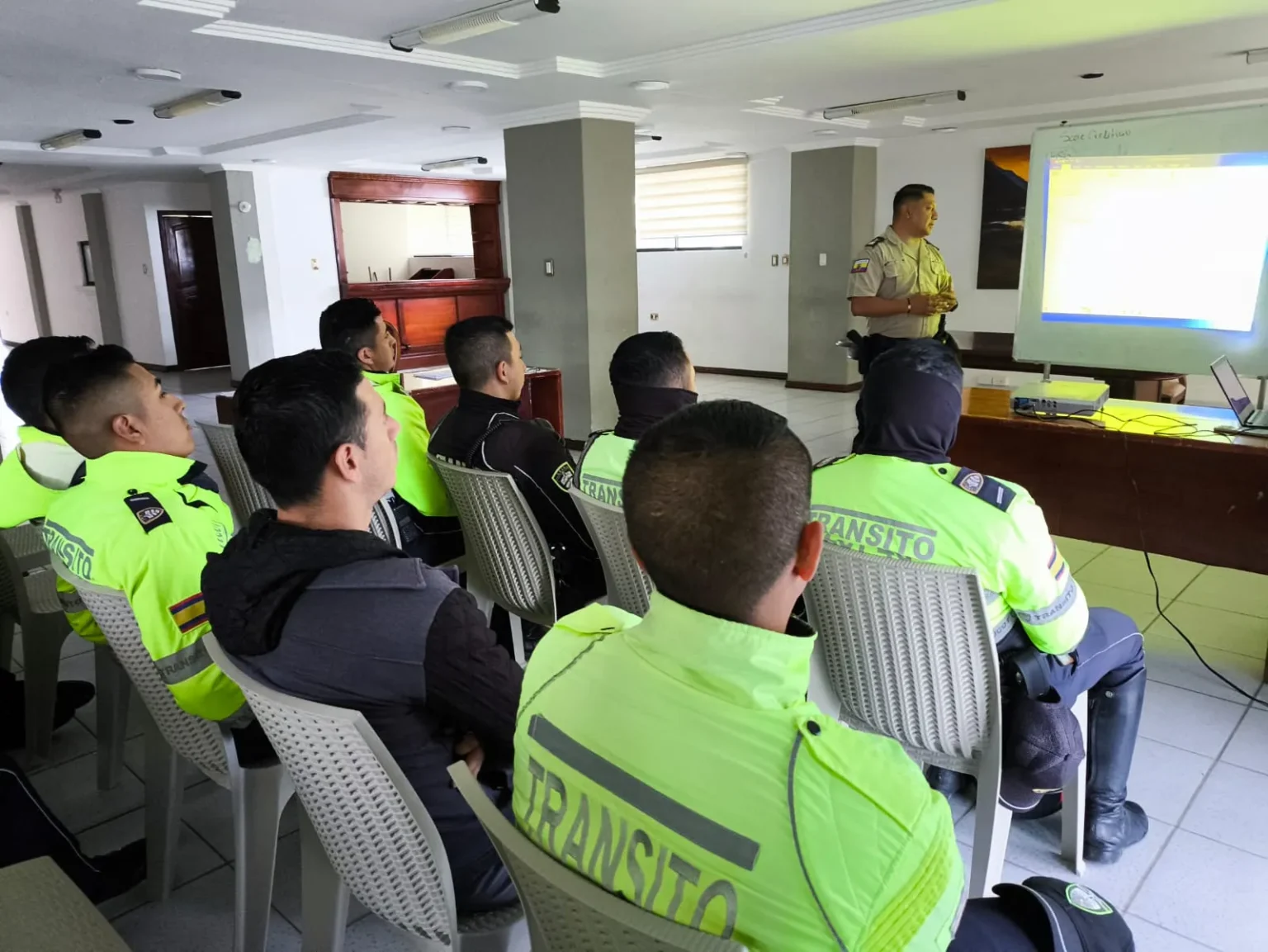 Policía Nacional capacita al personal de tránsito del municipio de Loja