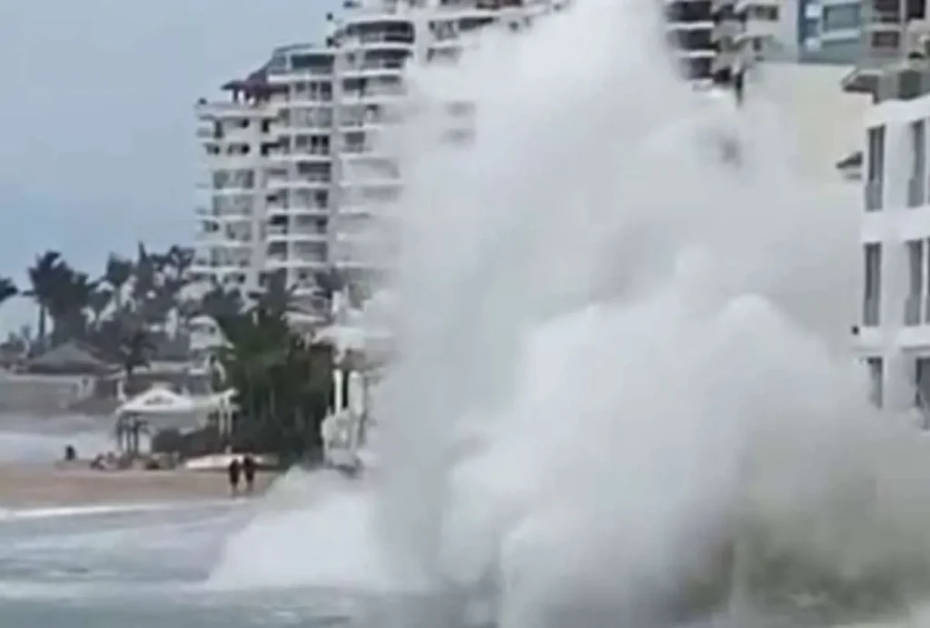 Ecuador: 26 playas están en alerta roja por oleaje