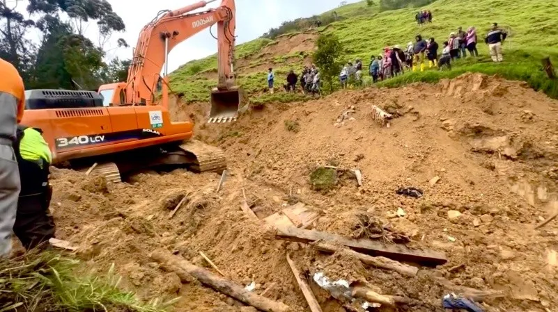 Deslizamiento sepulta a pareja de adultos mayores en Santiago