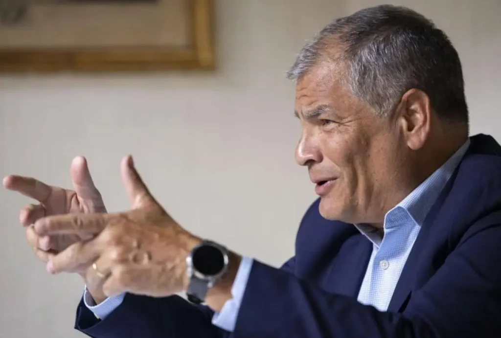 Correa defiende a Maduro y niega ser fugitivo