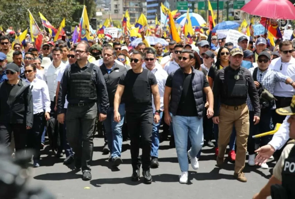 Noboa lidera marcha masiva contra decisión de la Corte