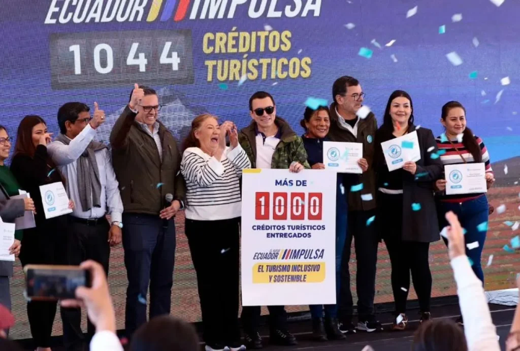 Noboa entrega crédito turístico 1.000 en Latacunga