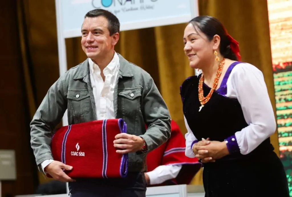 Noboa plantea Constituyente y entrega bonos raíces