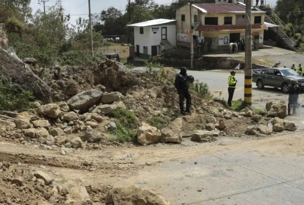 ECU 911 reporta cierres viales en cinco provincias del país