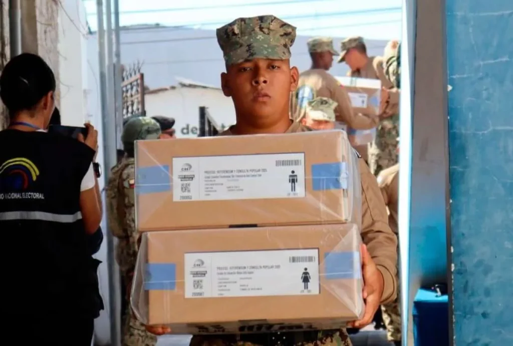 Fuerzas Armadas custodian entrega de paquetes electorales