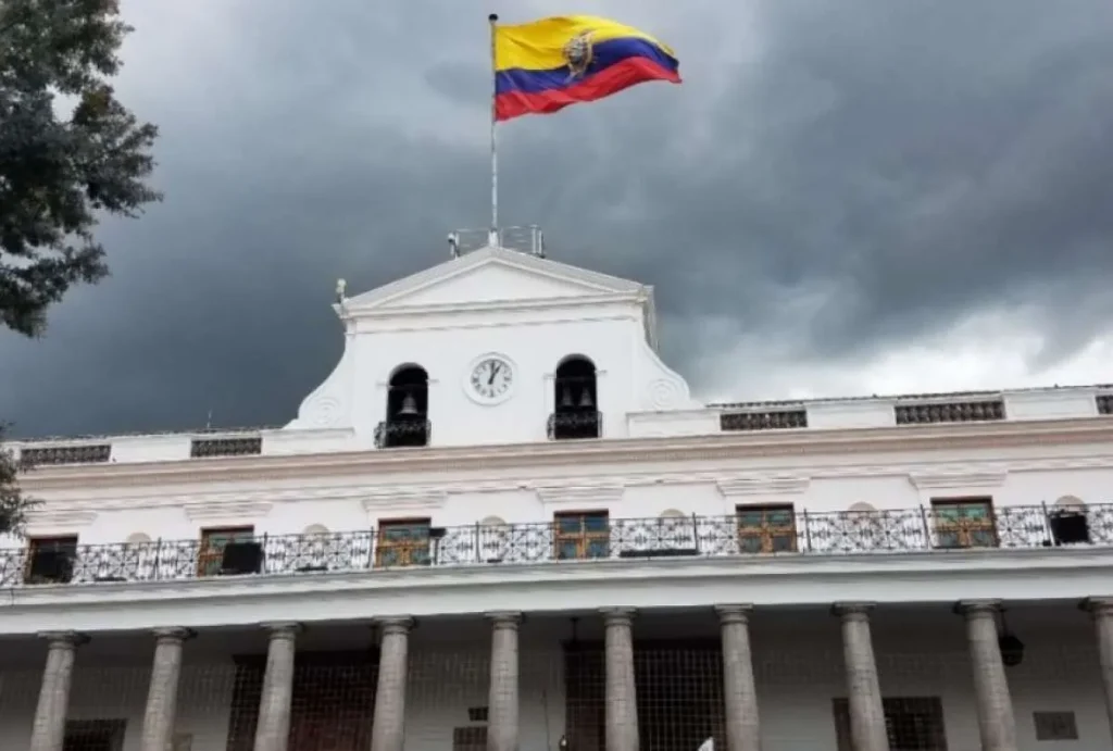 Noboa cambia gobernadores en cuatro provincias del país