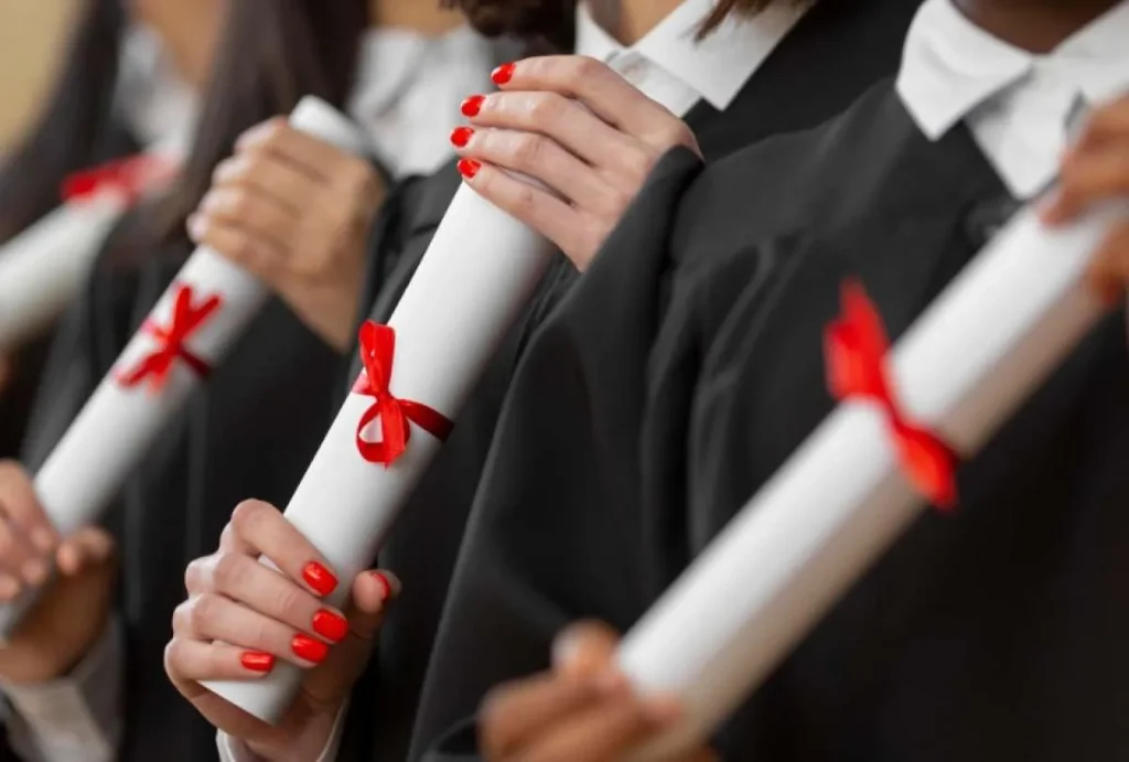 Ecuador ofrece 2.200 becas para residentes en España becas España