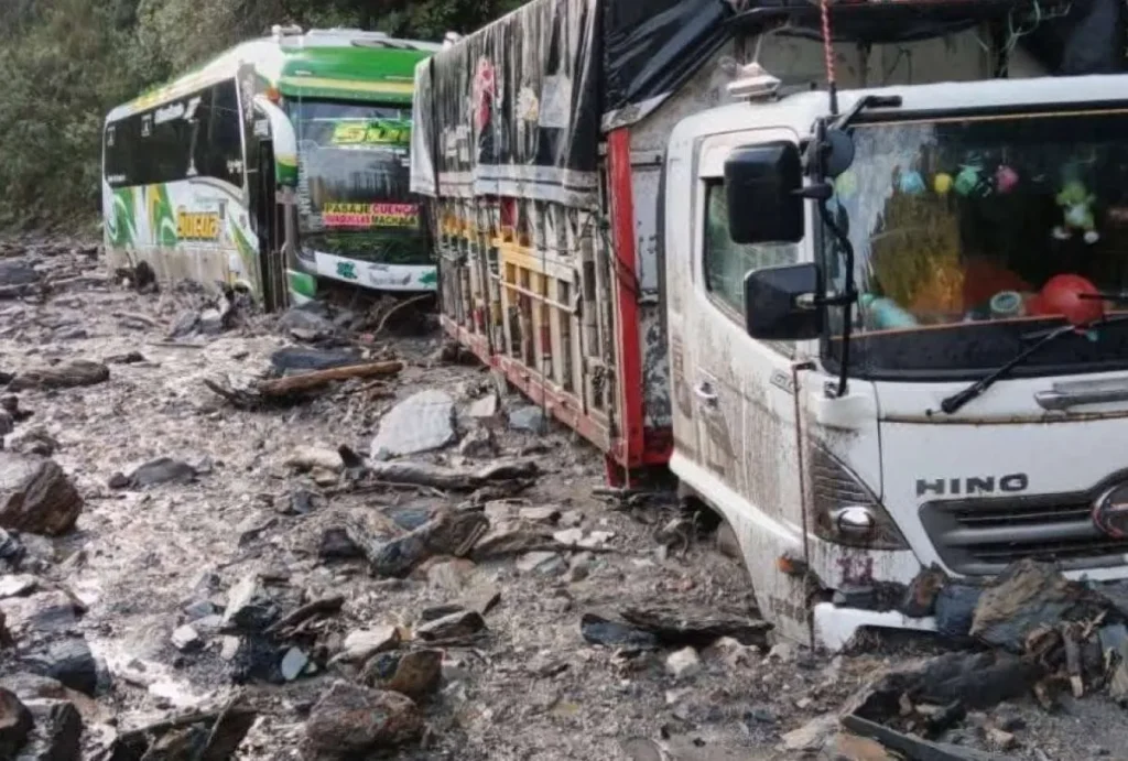 Lluvias en Ecuador causan emergencias viales y afectaciones