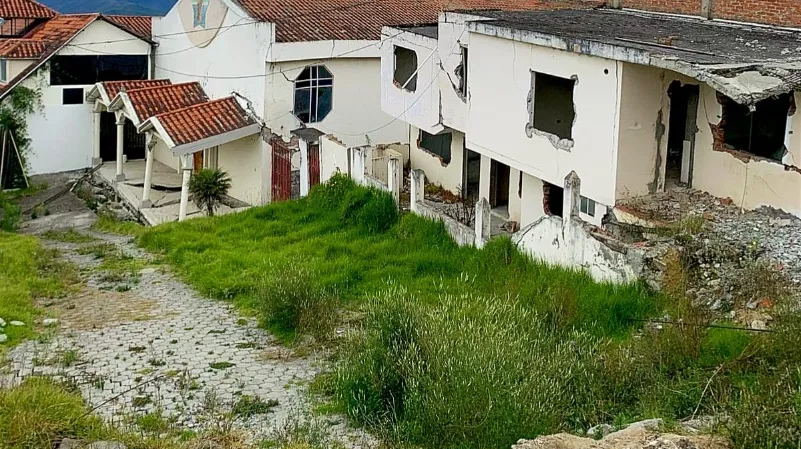 Vecinos de El Plateado piden solución a hundimiento en Loja