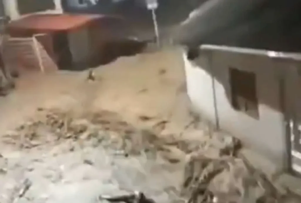 Inundación en Portovelo obliga a evacuar 50 familias