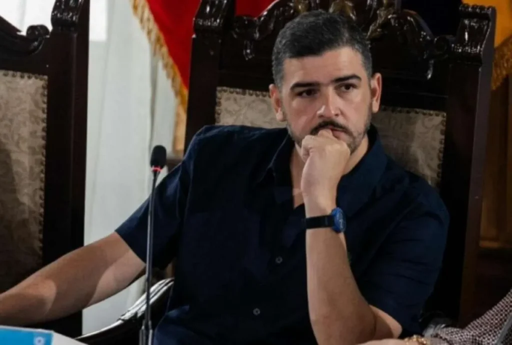 Denuncian a Aquiles Alvarez por cambio de edad en 2016