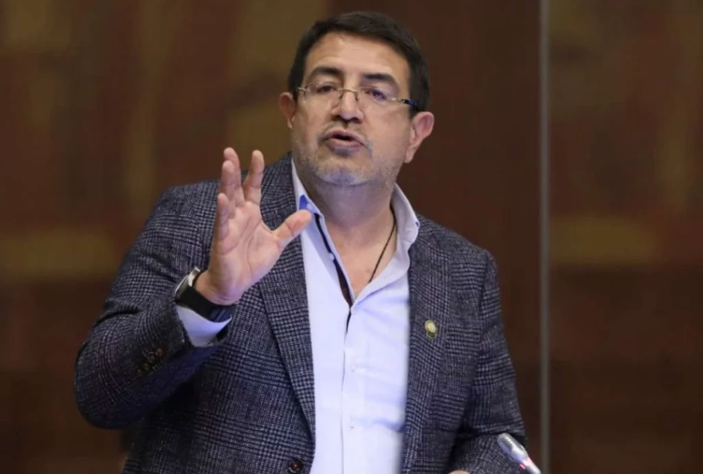 Santiago Díaz no comparece y falla audiencia por abuso