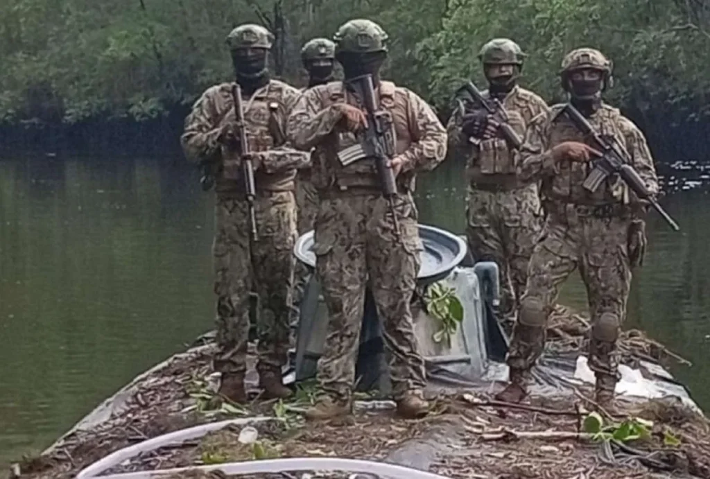 Hallan narco semisumergible en Esmeraldas