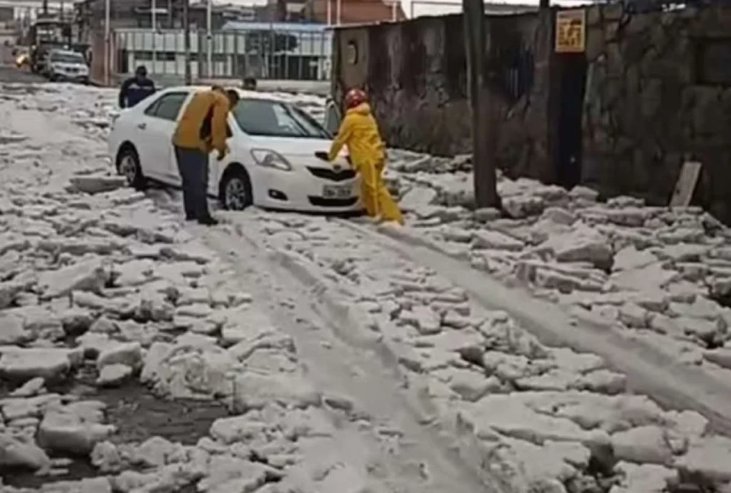 Granizo e inundaciones colapsan Tulcán