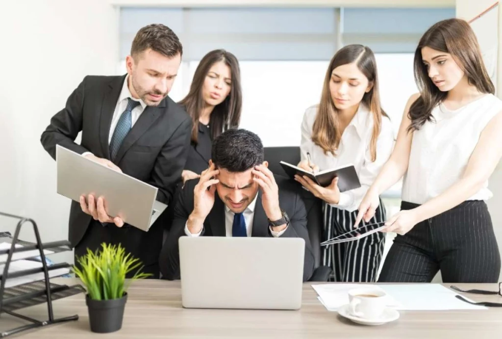 Salud mental laboral en Ecuador alerta por burnout