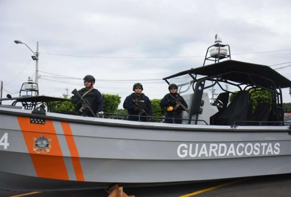 Ecuador recibe lanchas para vigilancia marítima