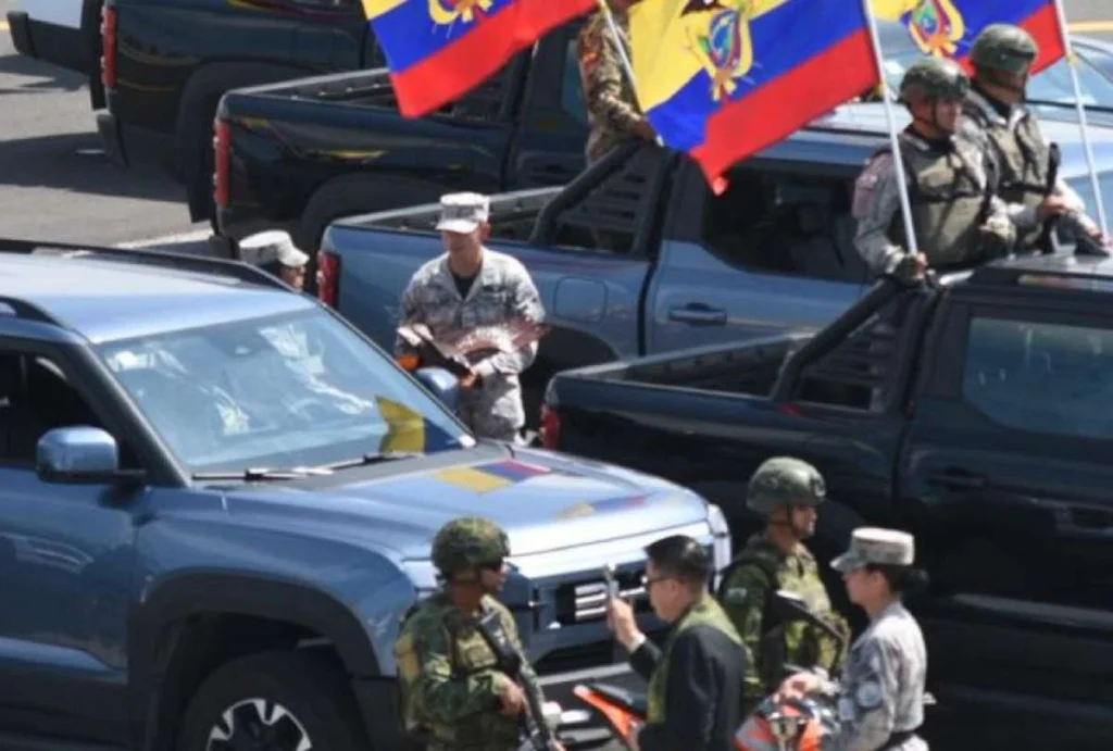Gobierno entrega vehículos militares para Guayas