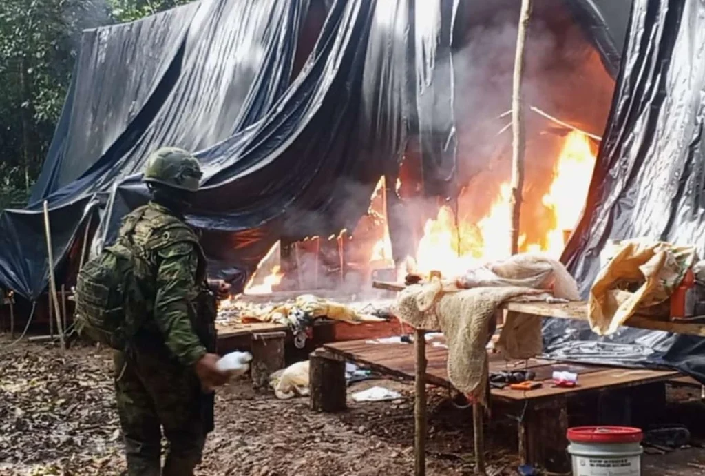 Ejército destruye campamento de minería ilegal en Napo