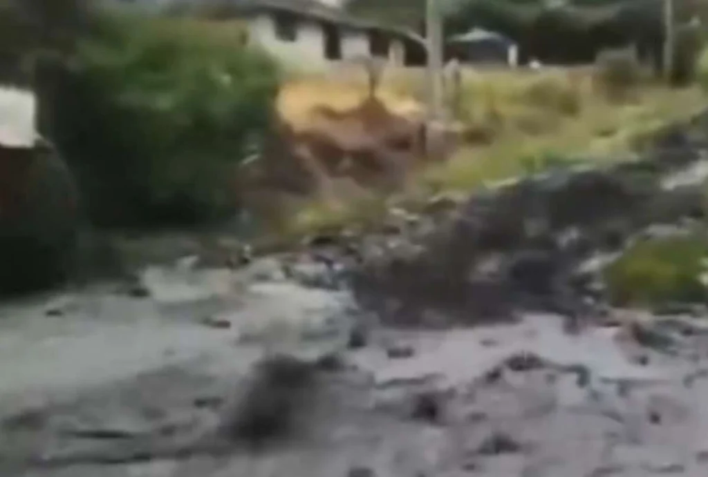 Deslizamiento en Nueva Aurora Quito por lluvias