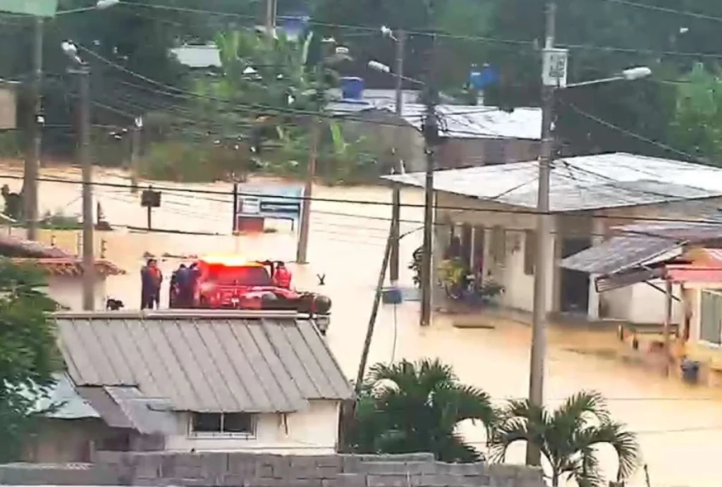 Desbordamiento del río Buenavista inunda vías en Pasaje Desbordamiento del río Buenavista inunda vías en Pasaje