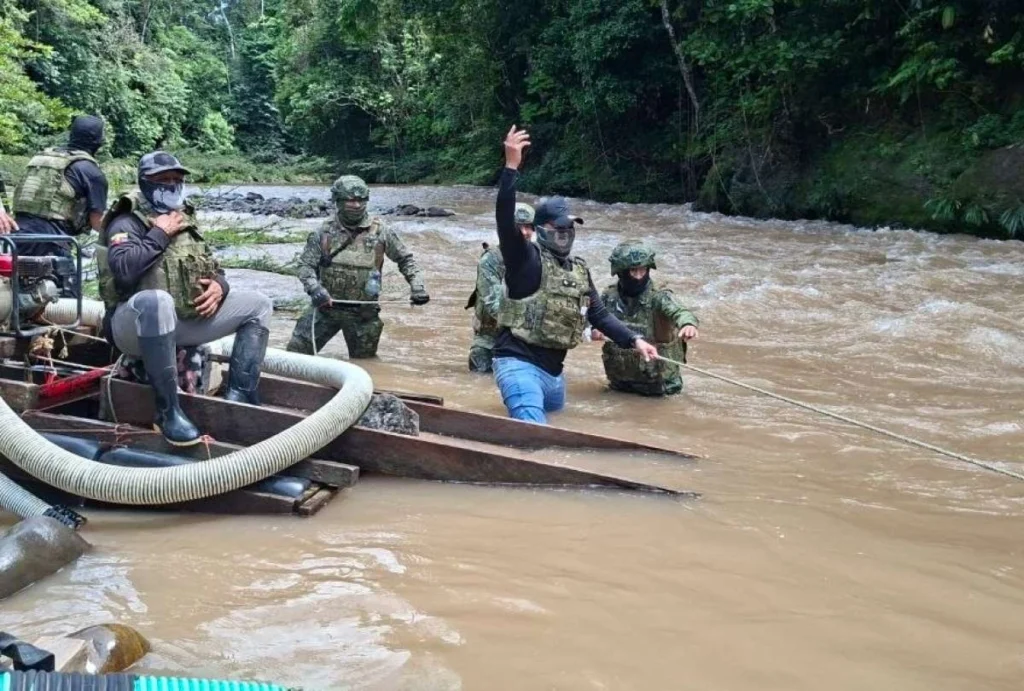 Ejército destruye dragas de minería ilegal en la Amazonía