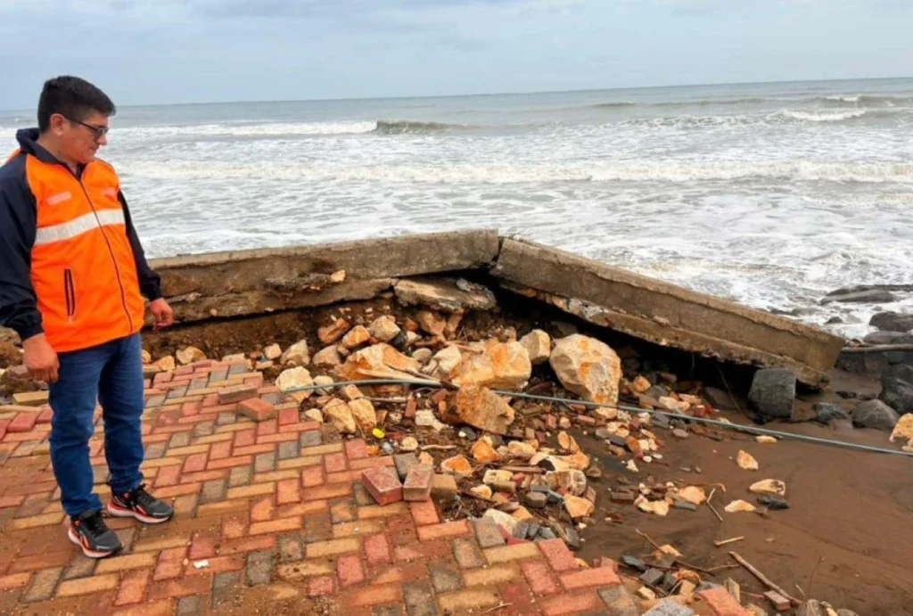 Oleajes causan daños y alertas en la costa ecuatoriana