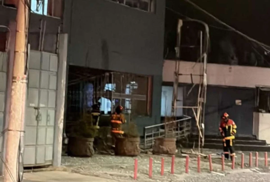 Explosión en edificio de ARCOM provoca cierres en Quito