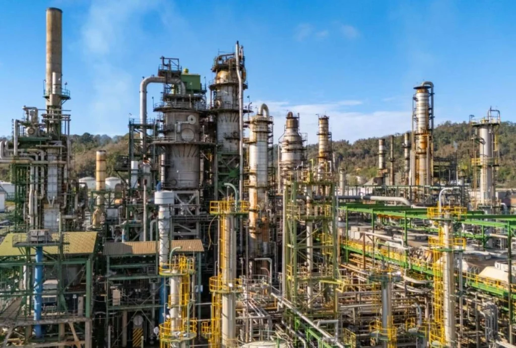 Refinería Esmeraldas opera al 90 % tras incendio de marzo