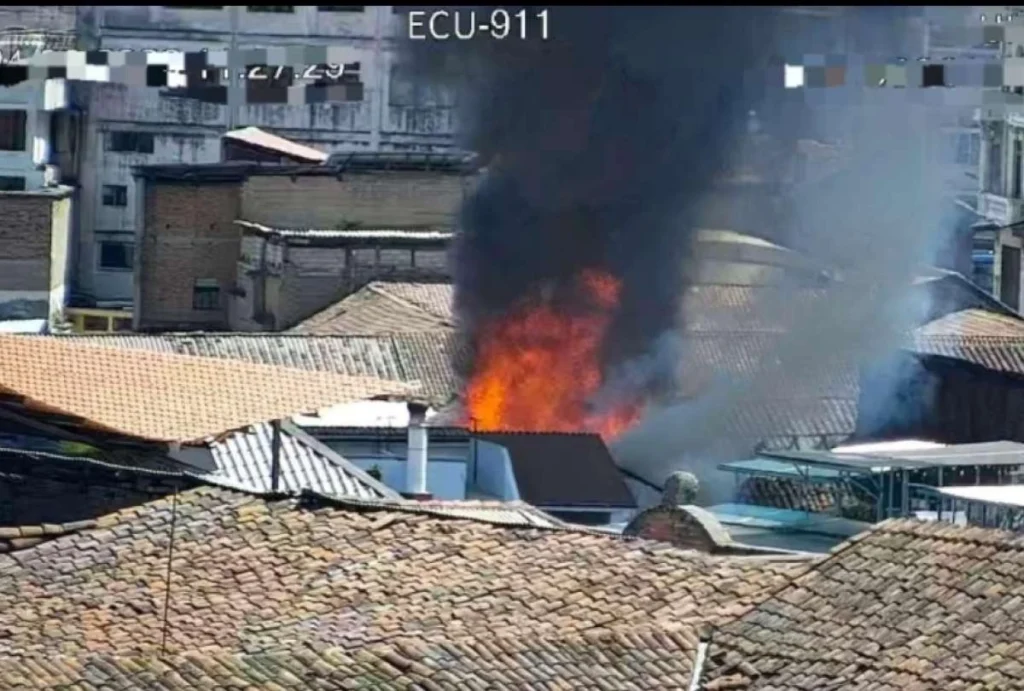 Incendio en Centro Histórico de Quito genera cierres
