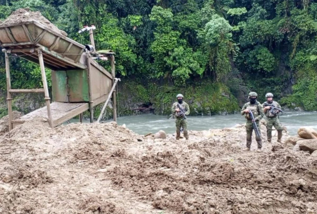 Ejército golpea minería ilegal en el Parque Nacional Sangay Ejército golpea minería ilegal en el Parque Nacional Sangay