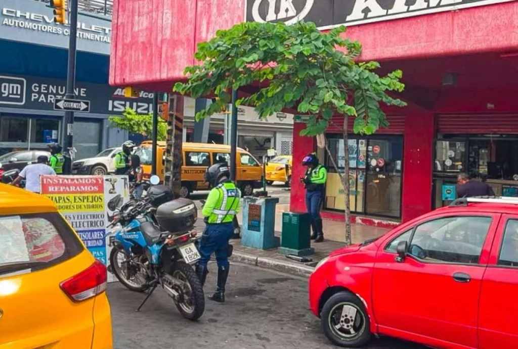 ATM multará con USD 72,30 a motociclistas que circulen por aceras ATM multará con USD 72,30 a motociclistas que circulen por aceras