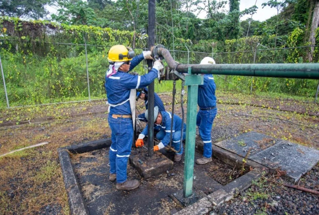 Petroecuador elimina 180 mecheros petroleros hasta junio