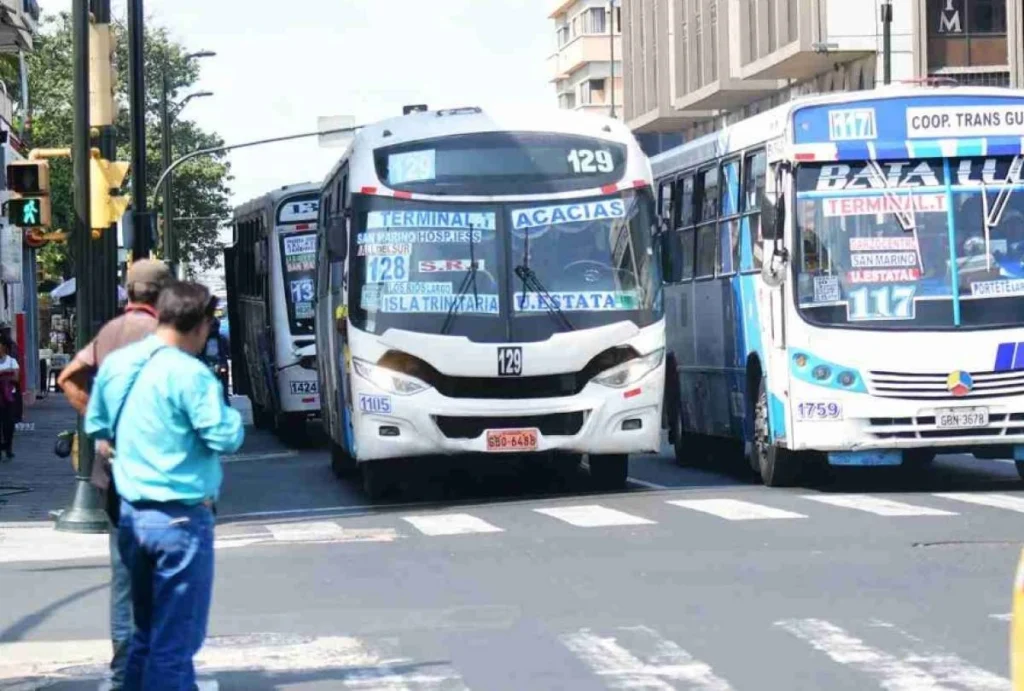 Guayaquil aprueba alza del pasaje urbano hasta USD 0.50