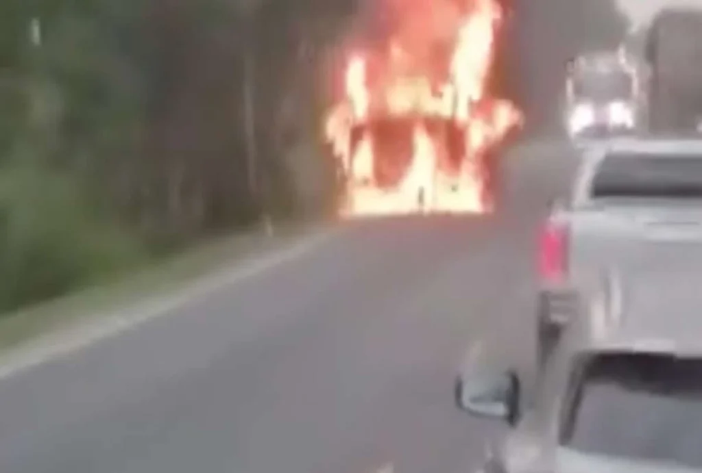 Accidente en vía Balao-Naranjal deja moto y tráiler incendiados Accidente en vía Balao-Naranjal deja moto y tráiler incendiados