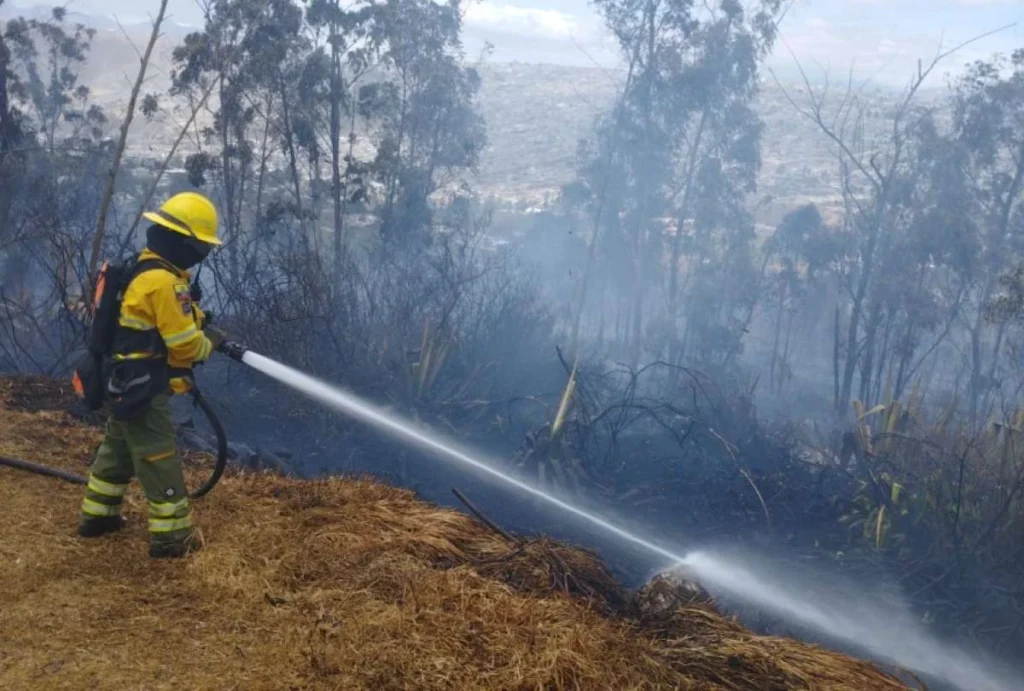 Incendio en Mastodontes moviliza a Bomberos de Quito