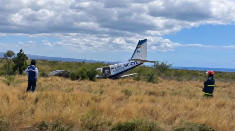 Avioneta pierde pista en aeropuerto de Galápagos y se reporta una persona herida Una avioneta perdió pista en el aeropuerto de Baltra, Galápagos.