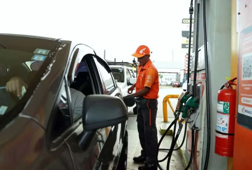 Gasolina Extra, Ecopaís y diésel bajan de precio en Ecuador Gasolina Extra, Ecopaís y diésel bajan de precio en Ecuador